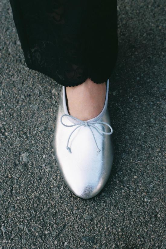  어바웃 아리안느 플랫 슈즈 Arianne Mila Sandal Silver에 대하여 - ABOUT ARIANNE