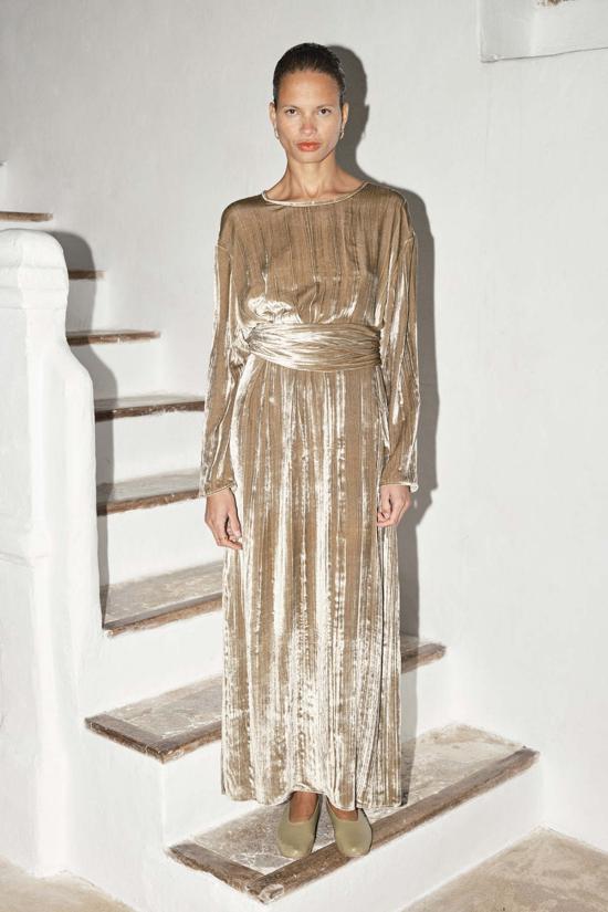  다두라 롱 원피스 다투라 플리츠 실크 벨벳 아바 드레스 펄 - DATURA