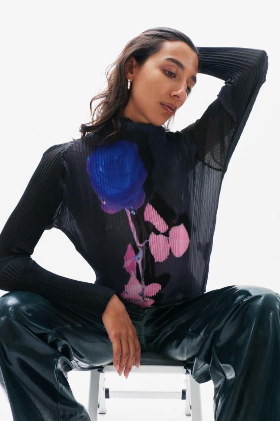  줄리아 호이어 블라우스 로즈 리 플리티드 탑 블루 - JULIA HEUER