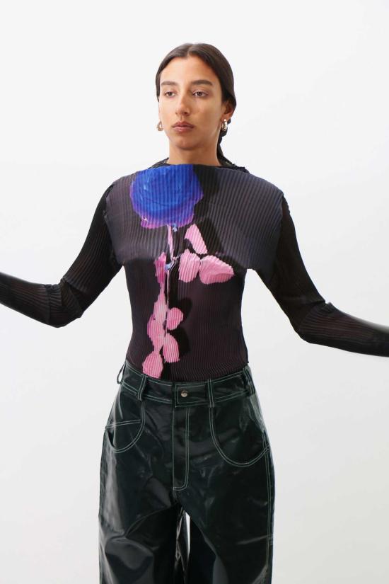  줄리아 호이어 블라우스 로즈 리 플리티드 탑 블루 - JULIA HEUER