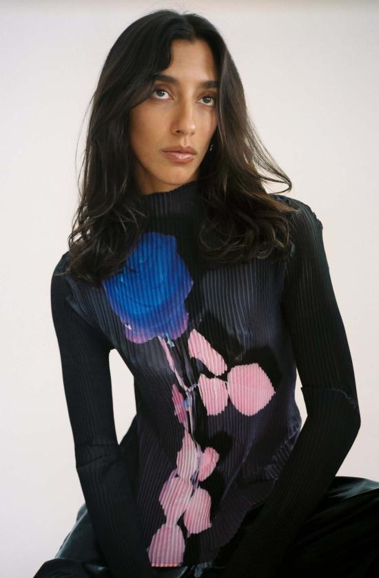  줄리아 호이어 블라우스 로즈 리 플리티드 탑 블루