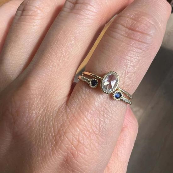  제니 권 디자인스 반지 제니 권 디자인 사파이어 베젤 이퀼리브리엄 커프 링 블루 - JENNIE KWON DESIGNS