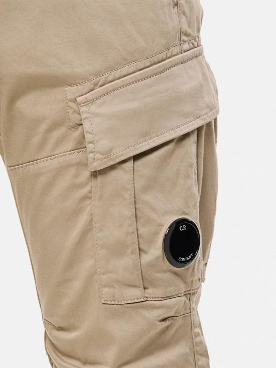 25FW 씨피 컴퍼니 렌즈 와펜 코튼 카고 팬츠 렌즈 와펜 코튼 카고  18CMPA056A005694G 327 Brown - C.P. COMPANY