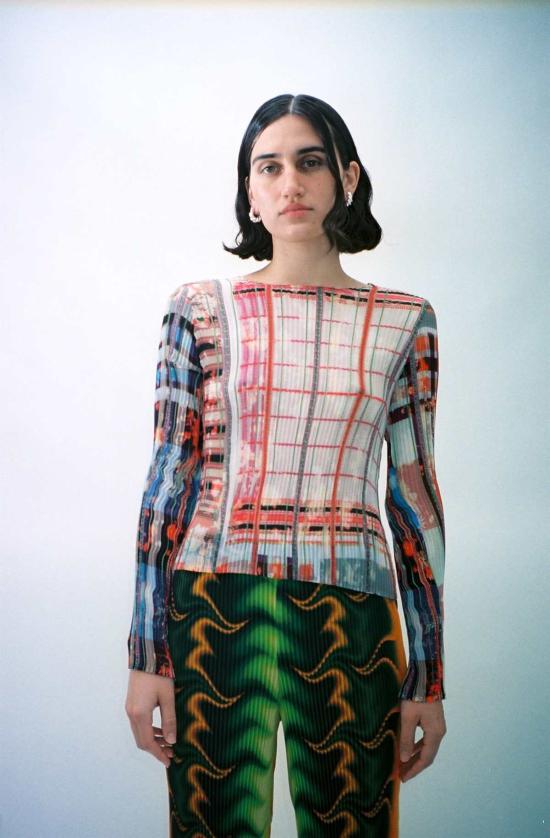  줄리아 호이어 긴팔 티셔츠 칼슨 에디 탑 멀티