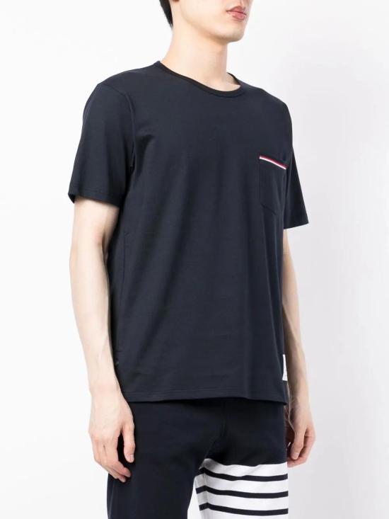  톰브라운 스트라이프 포켓 코튼 반팔 티셔츠 MJS010A01454 navy - THOM BROWNE