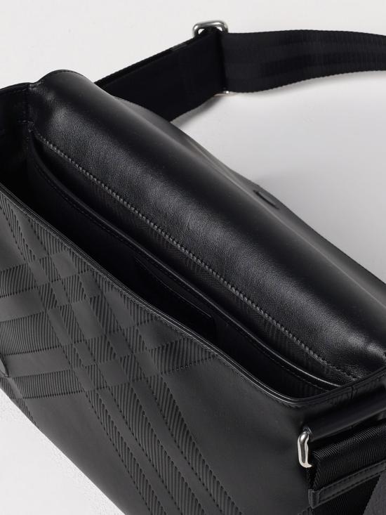 25FW 버버리 엠보스드 체크 메신저백 8101922 BLACK DOM - BURBERRY