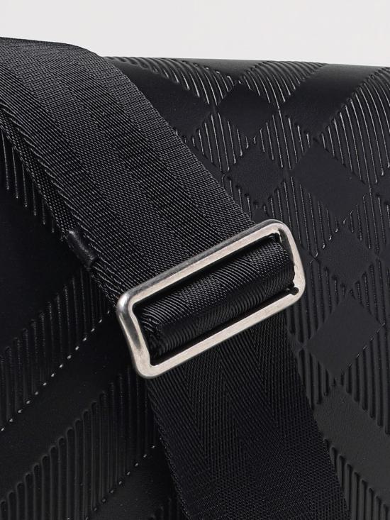 25FW 버버리 엠보스드 체크 메신저백 8101922 BLACK DOM - BURBERRY