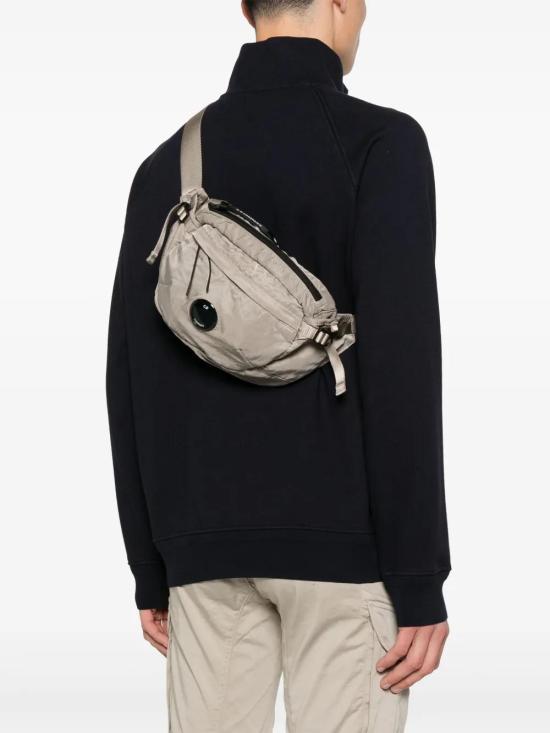  씨피 컴퍼니 크로스백 18CMAC112A005269G beige - C.P. COMPANY