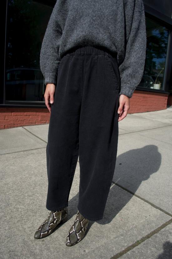  미셀라 그렉 스트레이트 팬츠 미카엘라 그렉 배럴 팬츠 페이디드 블랙 - MICAELA GREG