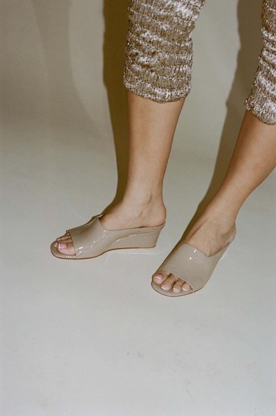  마리암 나시르 자데 뮬/슬리퍼 이브 웨지 샌드 특허 - MARYAM NASSIR ZADEH