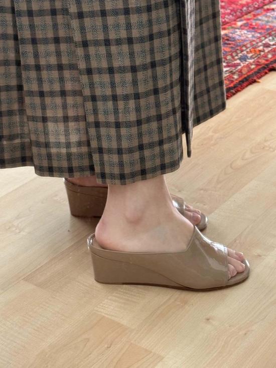  마리암 나시르 자데 뮬/슬리퍼 이브 웨지 샌드 특허 - MARYAM NASSIR ZADEH