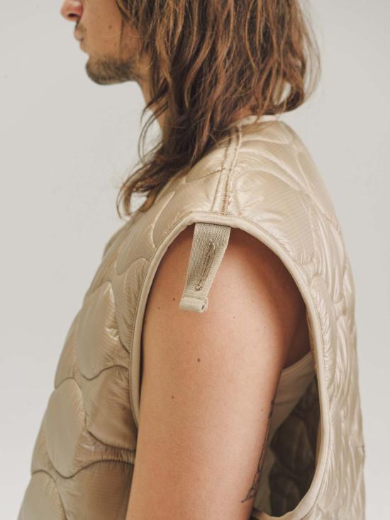  타카히로미야시타 더 솔로이스트 베스트 . 나일론 오버사이즈 퀼팅 라이너  베이지 - TAKAHIROMIYASHITA THE SOLOIST.