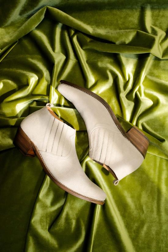  더 레터스 부츠 레터스 카우하이드 스웨이드 미드 컷 사이드고어  아이보리