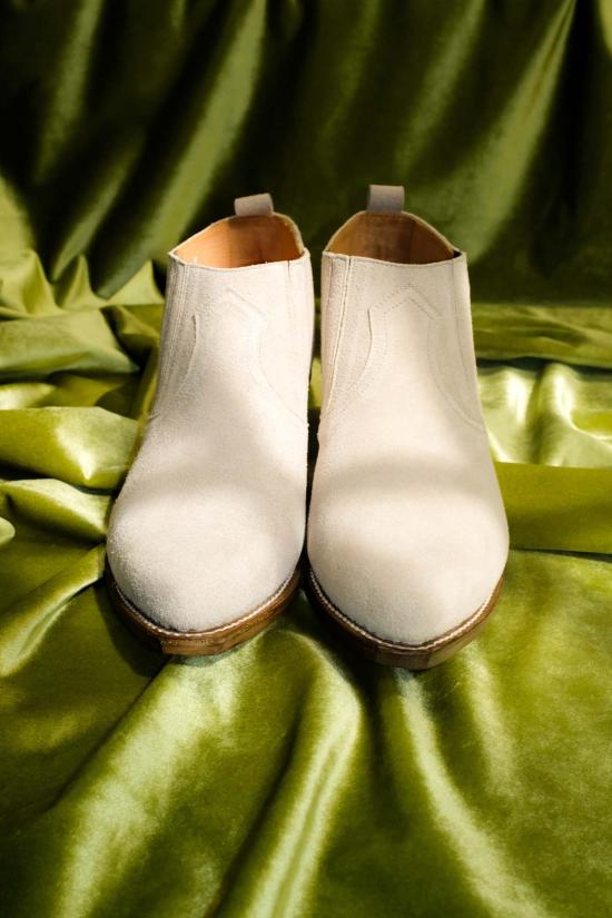  더 레터스 부츠 레터스 카우하이드 스웨이드 미드 컷 사이드고어  아이보리 - THE LETTERS