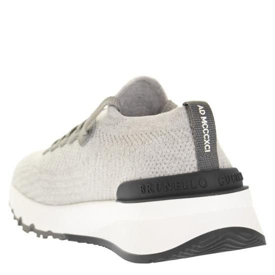 브루넬로 쿠치넬리 코튼 니트 세미 폴리쉬드 카프스킨 러너 MZUPMBO252 LIGHT GREY - BRUNELLO CUCINELLI
