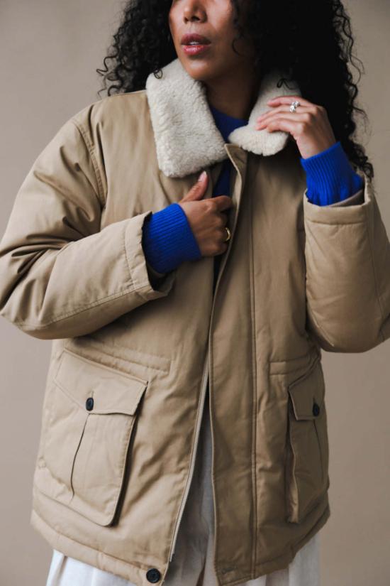  던스트 봄버 자켓 칼라드 구스 다운 하프 재킷 클래식 베이지 - DUNST