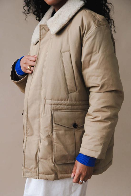  던스트 봄버 자켓 칼라드 구스 다운 하프 재킷 클래식 베이지 - DUNST