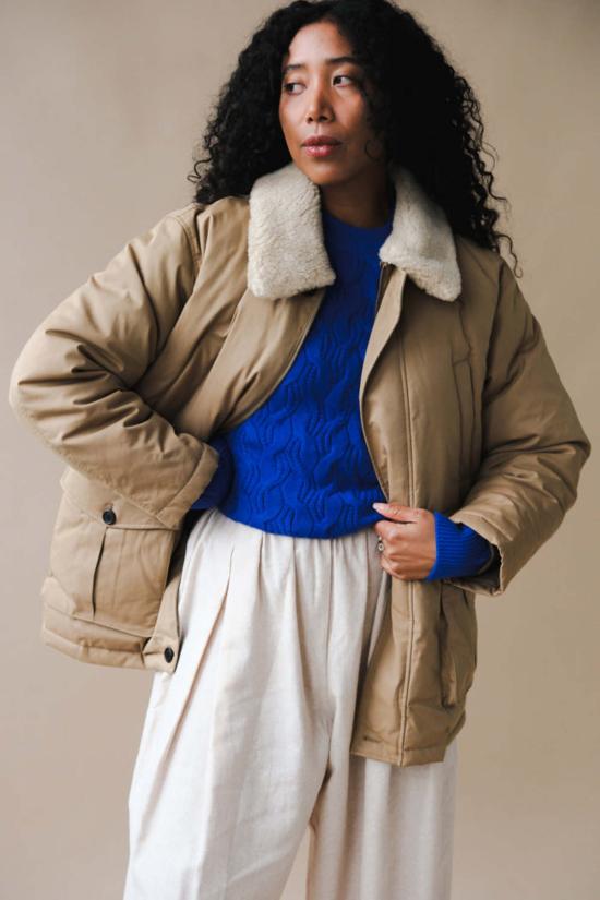  던스트 봄버 자켓 칼라드 구스 다운 하프 재킷 클래식 베이지 - DUNST