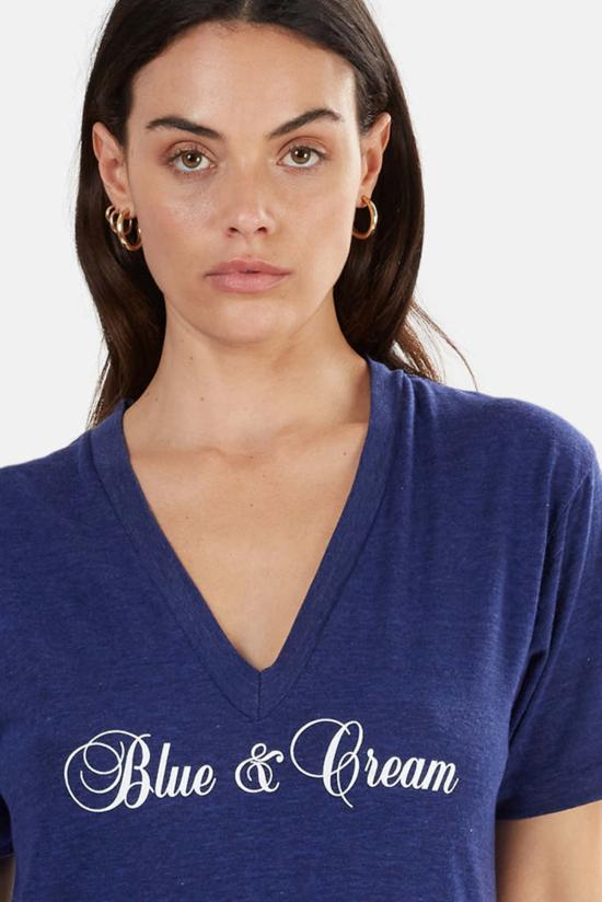 블루&크림 반팔 티셔츠 스크립트 V넥 티 네이비 - BLUE&CREAM