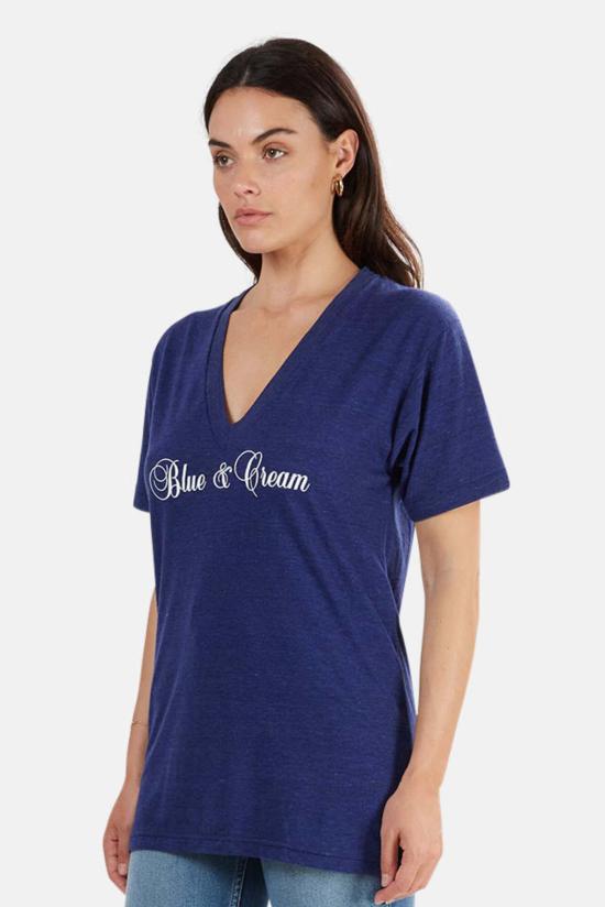  블루&크림 반팔 티셔츠 스크립트 V넥 티 네이비 - BLUE&CREAM