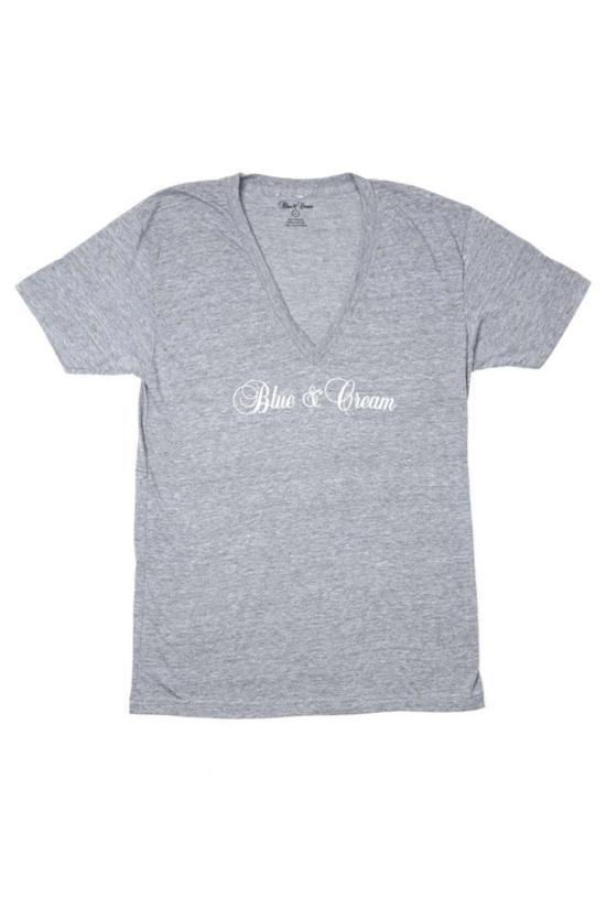  블루&크림 반팔 티셔츠 스크립트 V넥 티 그레이