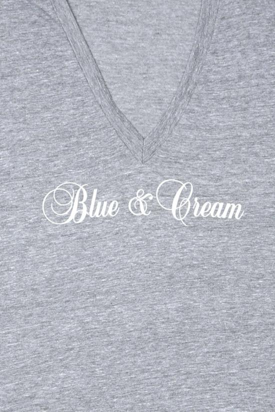  블루&크림 반팔 티셔츠 스크립트 V넥 티 그레이 - BLUE&CREAM