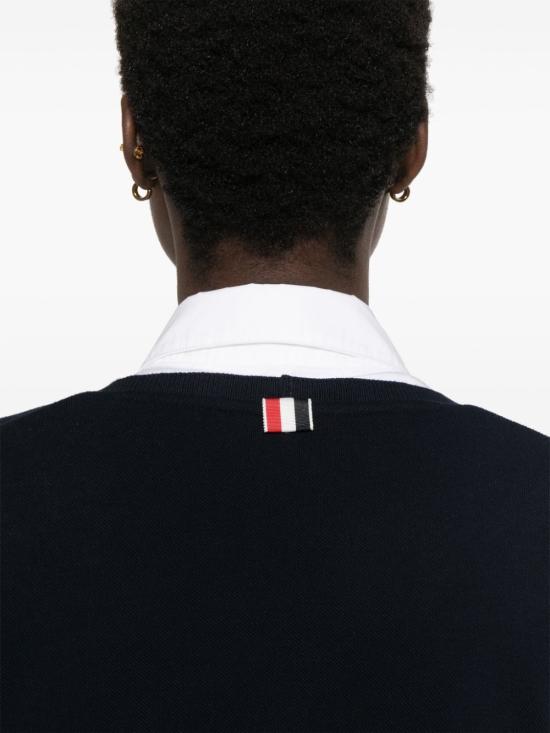 25SS 톰브라운 코튼 피케 브이넥 롱슬리브 탑 FJS194AJ0185415 NAVY DOM - THOM BROWNE