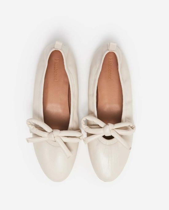  Flattered 플랫 슈즈 플래터드 폴리 레더 크림