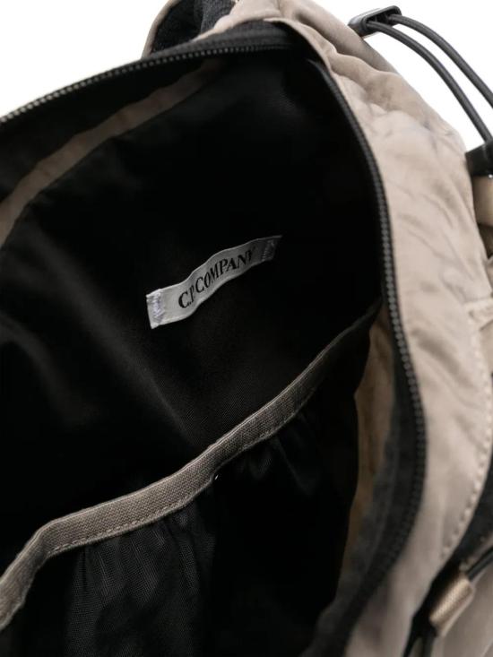  씨피 컴퍼니 백팩 18CMAC114A005269G taupe - C.P. COMPANY