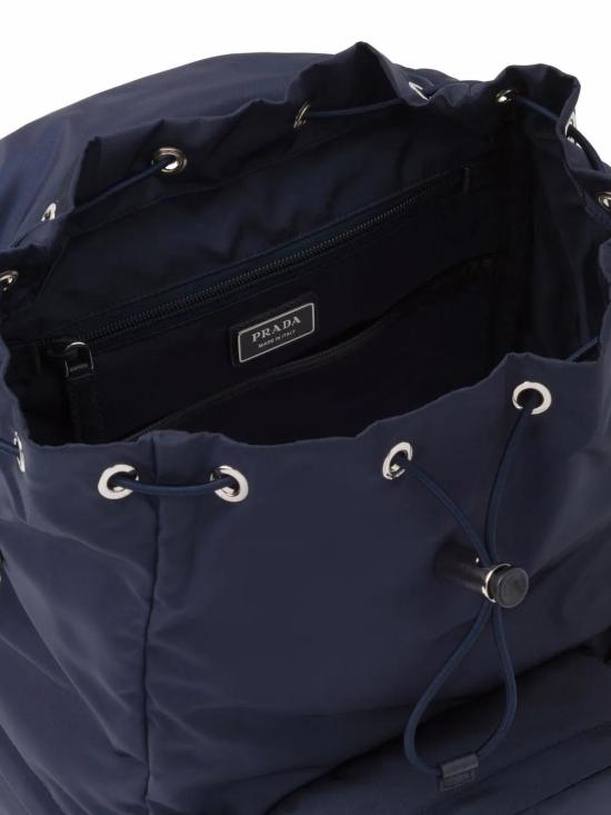  프라다 로고 플라크 백팩 2VZ135VHOL2DMG navy - PRADA