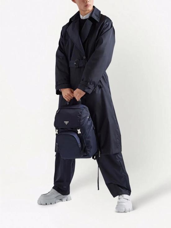  프라다 로고 플라크 백팩 2VZ135VHOL2DMG navy - PRADA