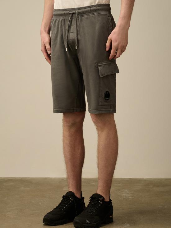 25SS 씨피 컴퍼니 라이트 플리스 카고 렌즈 쇼츠 18CMSB069A002246G935 SMOKED PEARL DOM - C.P. COMPANY