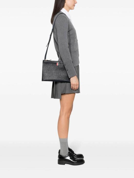 25FW 톰브라운 클러치/파우치 FAP311L00198415 Dark Blue - THOM BROWNE