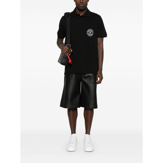 25SS 베르사체 V 엠블럼 자수 반소매 폴로 셔츠 78GAGT01CJ01T899 BLACK DOM - VERSACE