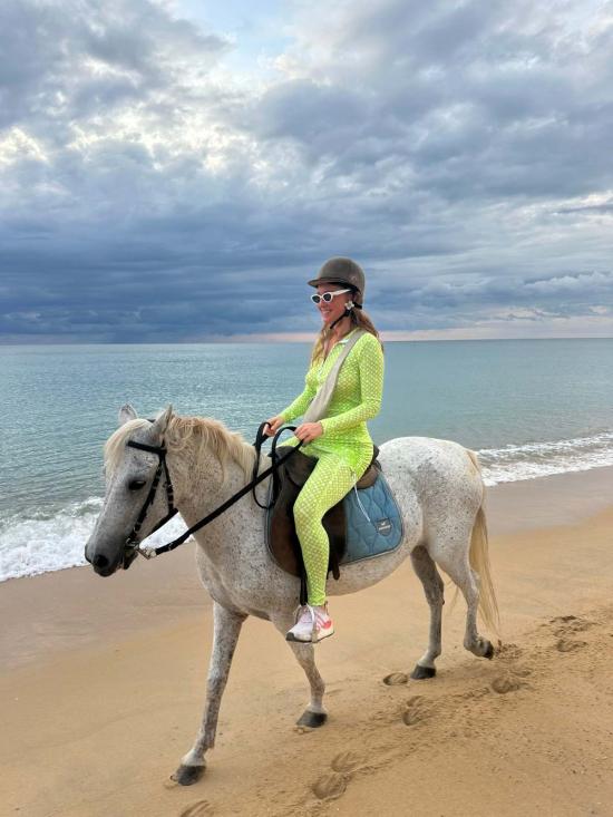  모노수트 바디수트 티셔츠 롱슬리브 터틀넥 풀바디수트 & 티니 타이니 스커트 세트 라임 - MONOSUIT