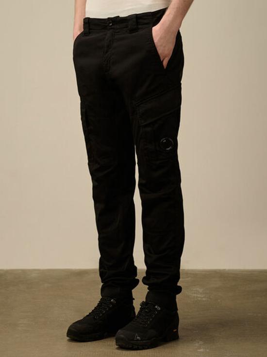 25SS 씨피 컴퍼니 렌즈 와펜 코튼 카고 스트레이트 팬츠 18CMPA056A005694G 999 BLACK - C.P. COMPANY