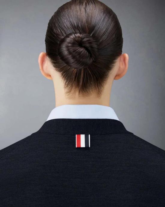  톰브라운 가디건 톰 브라운 울 릴렉스드 4바 V넥 카디건 네이비 - THOM BROWNE