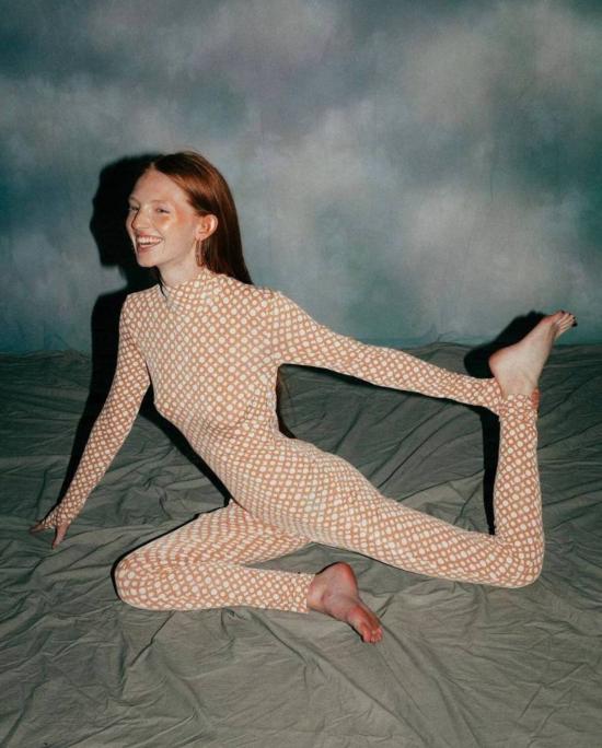  모노수트 숏 스커트 모노슈트 세트 베이지색 긴팔 터틀넥 풀 바디수트 & 티니 타이니 스커트 - MONOSUIT