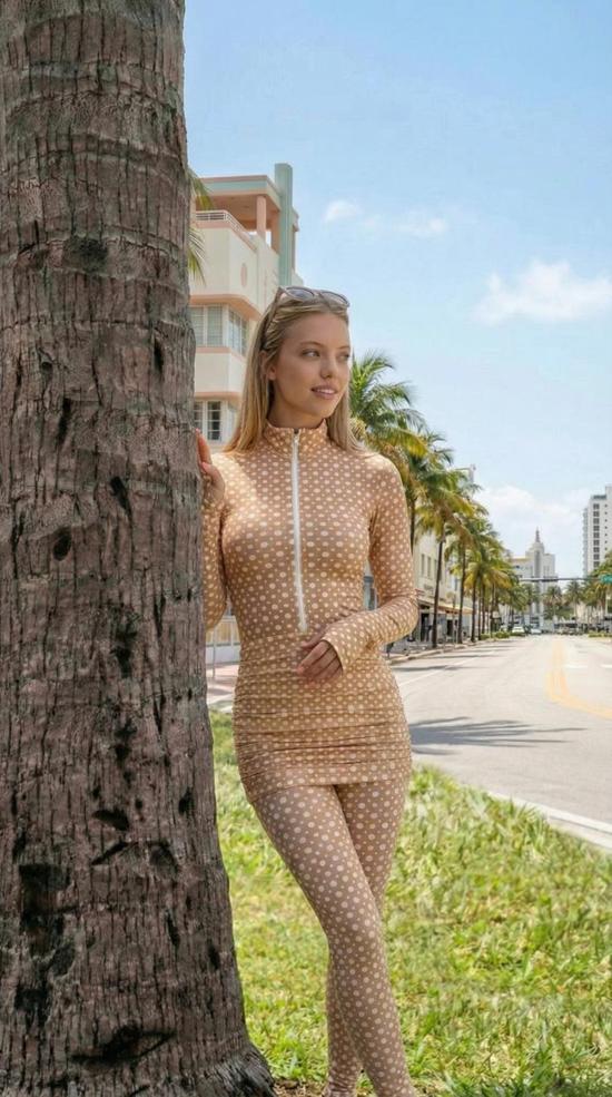  모노수트 숏 스커트 모노슈트 세트 베이지색 긴팔 터틀넥 풀 바디수트 & 티니 타이니 스커트 - MONOSUIT