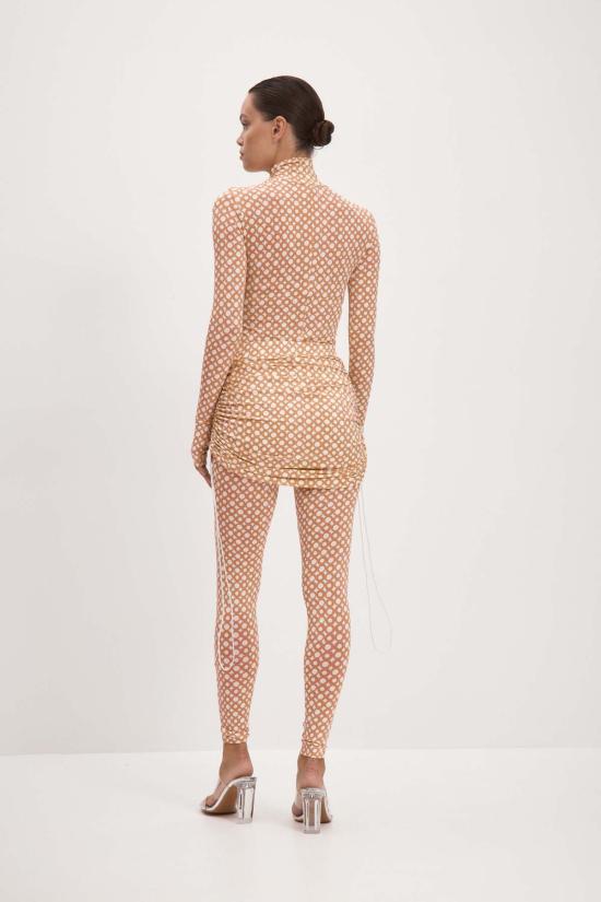  모노수트 숏 스커트 모노슈트 세트 베이지색 긴팔 터틀넥 풀 바디수트 & 티니 타이니 스커트 - MONOSUIT