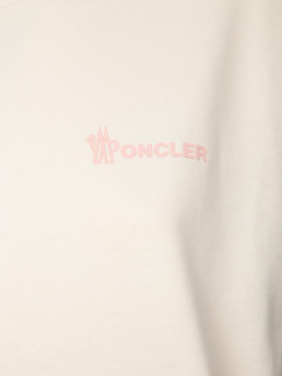 25SS 몽클레어 엠보스드 로고 코튼 티셔츠 8C00009 83927 034 White - MONCLER