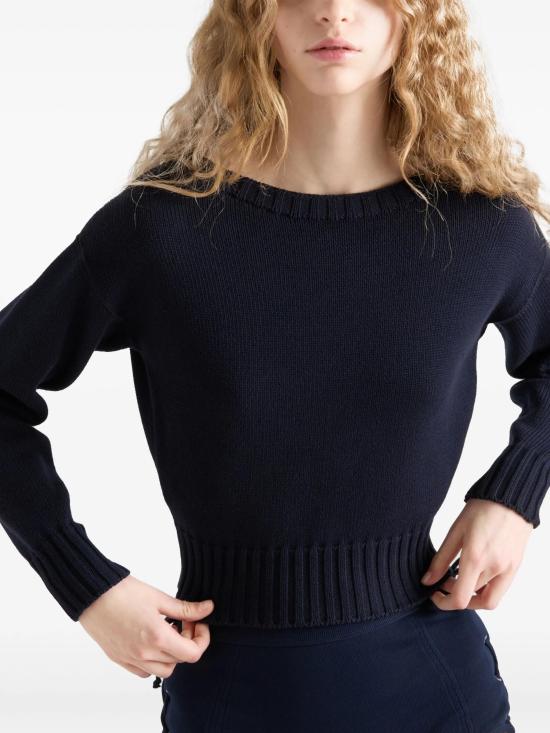 25SS 프라다 백 트라이앵글 로고 코튼 보트넥 니트 P24M2P S OOO 16O0 F0008 - PRADA