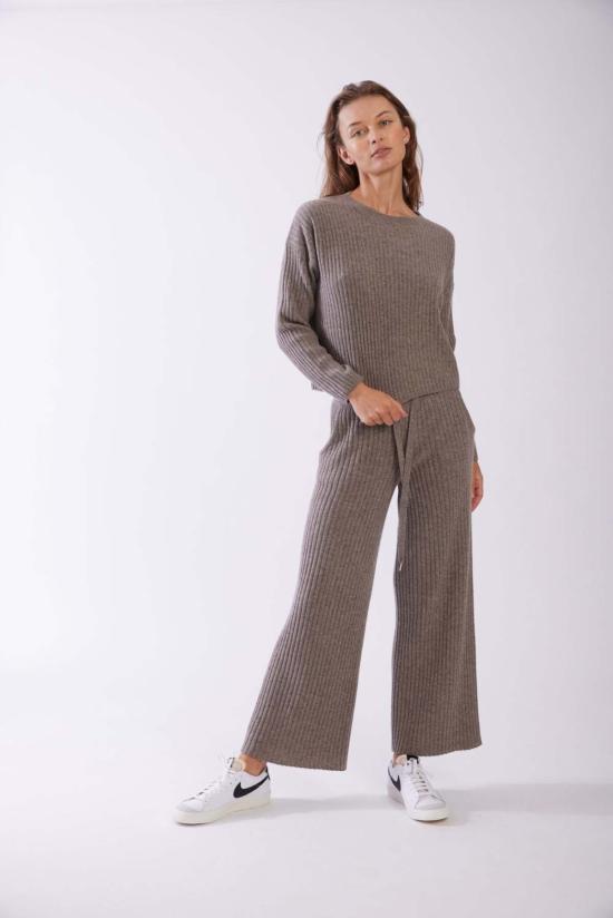  블루&크림 스트레이트 팬츠 체이스 크롭 스웨터 & 소피 와이드 레그 팬츠 로키 마운틴