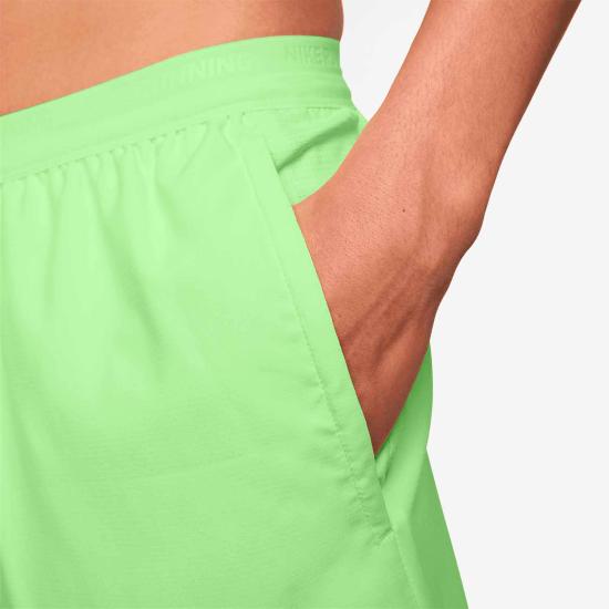  나이키 STRIDE 스트라이드 드라이 핏 5인치 브리프 라인드 러닝 쇼츠 DM4755 701 BARELY VOLT DOM - NIKE