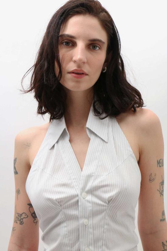  레이브 리뷰 민소매 티셔츠 Rave Review Aila 핀스트라이프 홀터 탑 - RAVE REVIEW