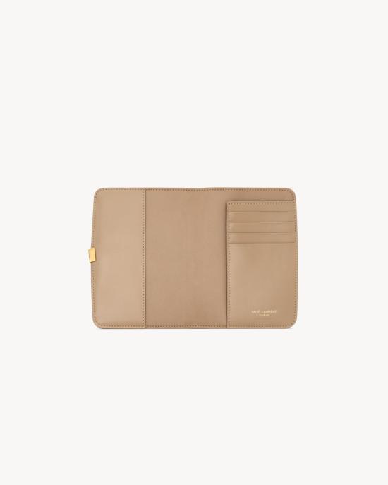 25SS 생로랑 모노그램 볼테르 여권 지갑 8218850SX0W2646 DOM - SAINT LAURENT