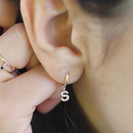  바비 카 이어링 이니셜 스터드 허기 - BOBBIE CARR