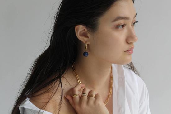  바비 카 이어링 라피스 비즈 허기 - BOBBIE CARR