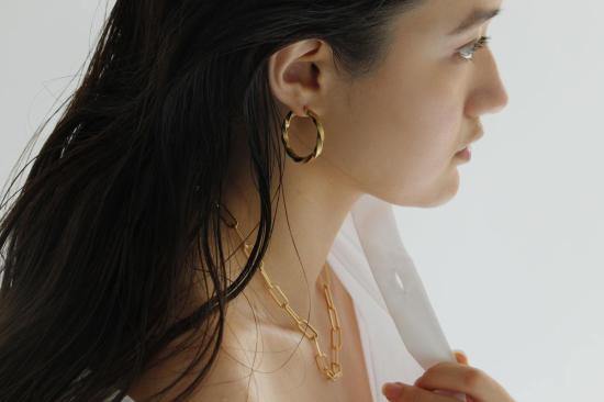  바비 카 이어링 Bobbie Carr 리본 후프 1.5인치 - BOBBIE CARR