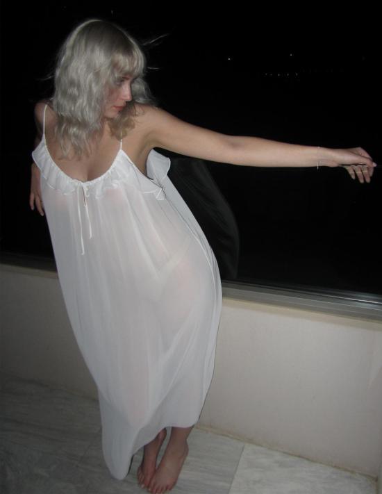  온리 하츠 라운지 웨어 온리하츠 쿠쿠 롤라 데이아 쉬폰 가운 화이트